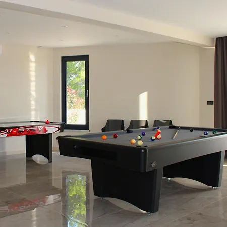 Ivana With Heated Pool, Hot Tube, Sea View